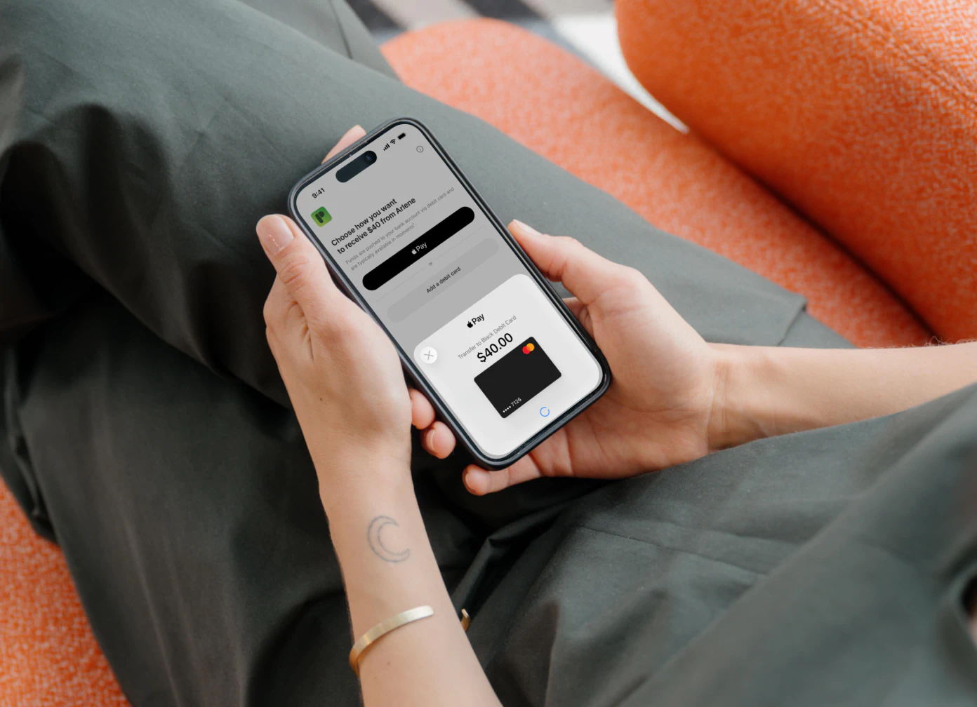 A person receiving $40 to a debit card through Apple Pay.